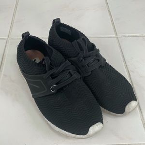 Ugg willow training sneakers women’s size 8 black shoes